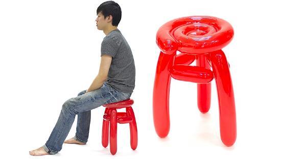 怪！把气球涂八层环氧树脂折成椅子坐
